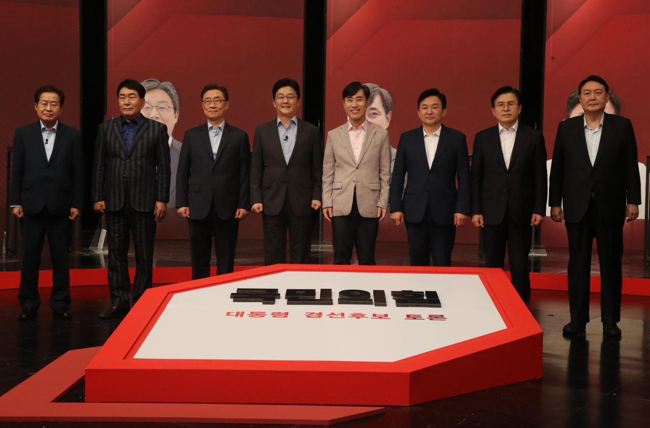 윤석열(오른쪽 부터), 황교안, 원희룡, 하태경, 유승민, 최재형, 안상수, 홍준표 국민의힘 대선 경선 후보들이 26일 서울 마포구 상암동 채널A 스튜디오에서 열린 국민의힘 제20대 대통령 경선후보 3차 방송토론회에 앞서 기념촬영을 하고 있다. [연합]