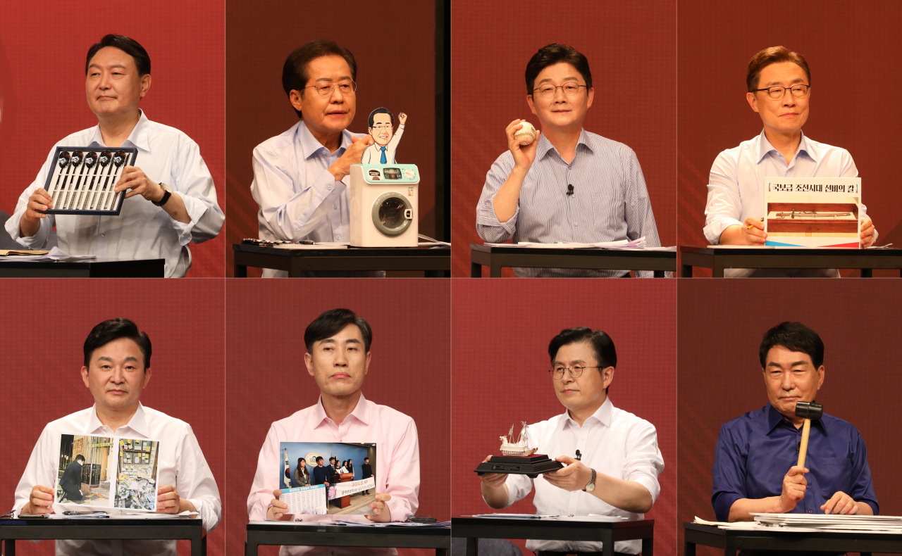 국민의힘 대선 경선 후보들이 26일 서울 마포구 상암동 채널A 스튜디오에서 열린 국민의힘 제20대 대통령 경선후보 3차 방송토론회에서 마지막 발언을 위해 각각 다양한 소품을 준비했다. 윗줄 왼쪽부터 윤석열의 '수저세트', 홍준표의 모형 '세탁기', 유승민의 '야구공', 최재형의 '선비의칼' 사진. 아랫줄 왼쪽부터 원희룡의 '마포구 자영업자 추모 사진', 하태경의 '윤창호법 통과' 사진, 황교안의 모형 '거북선', 안상수의 '고무망치'. [연합]