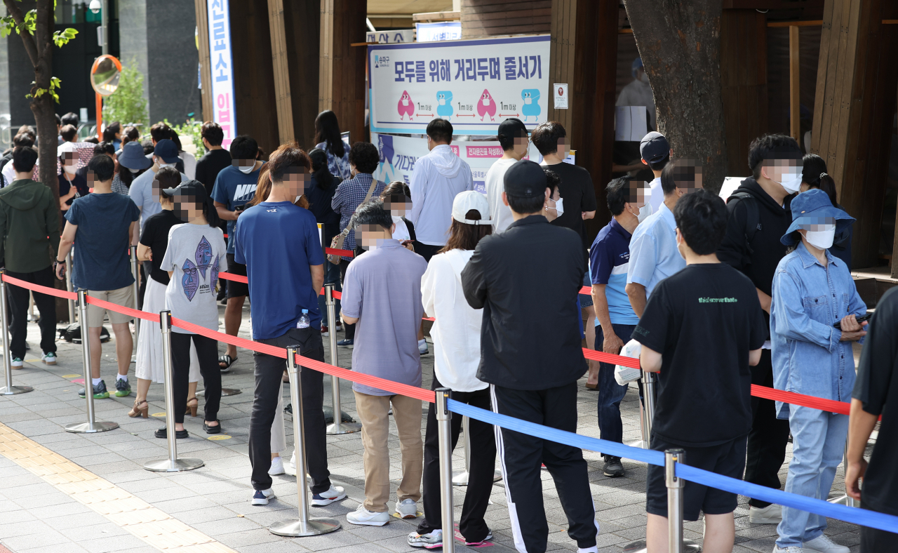 26일 오전 서울 송파구보건소 선별진료소에서 시민들이 코로나19 검사를 받기 위해 대기하고 있다. 연합뉴스