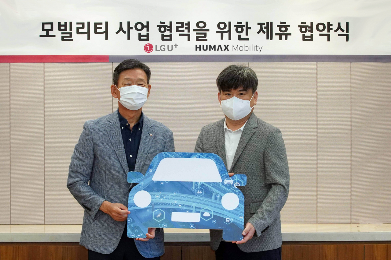 LG유플러스는 모빌리티 사업 확대를 위해 휴맥스모빌리티와 제휴협약을 체결했다고 27일 밝혔다. LG유플러스 용산사옥에서 황현식(왼쪽)LG유플러스 사장과 김태훈 휴맥스 사장이 협약식을 체결했다.[LG유플러스 제공]