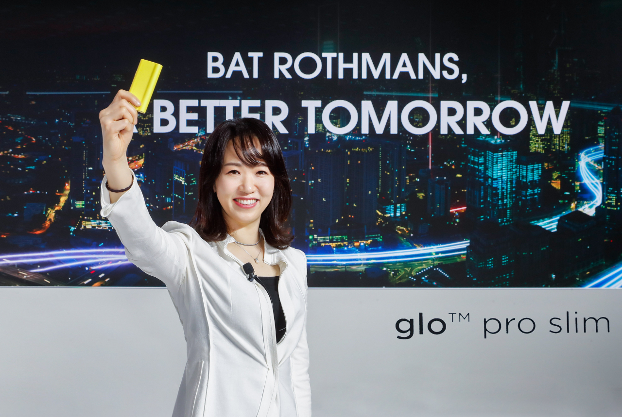 김은지 BAT로스만스 대표이사가 신제품 '글로 프로 슬림'을 들고 웃고 있다. [BAT로스만스 제공]