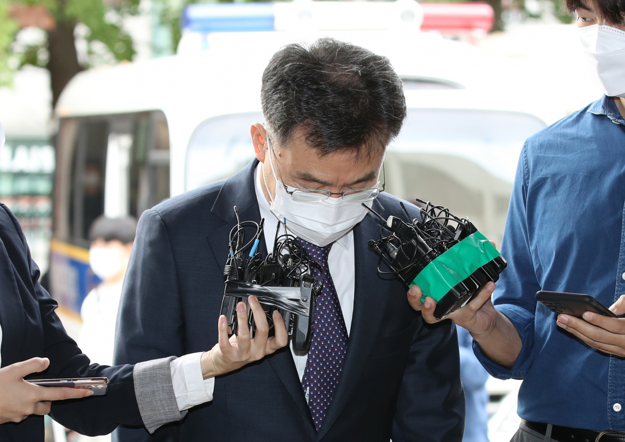 경기 성남시 대장동 개발사업에서 특혜를 받은 의혹이 제기된 화천대유자산관리(화천대유)의 최대 주주 김만배씨가 27일 오전 참고인 신분으로 조사받기 위해 서울 용산경찰서로 들어서며 고개숙여 인사하고 있다. [연합]