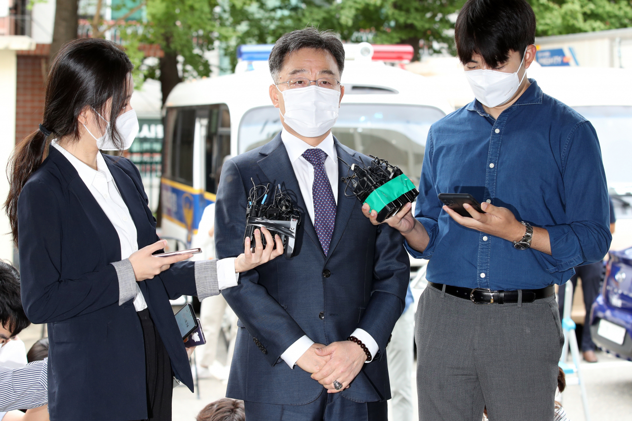 경기 성남시 대장동 개발사업에서 특혜를 받은 의혹이 제기된 화천대유자산관리(화천대유)의 최대 주주 김만배 씨가 27일 오전 참고인 신분으로 조사받기 위해 서울 용산경찰서로 들어서며 취재진 질문에 답하고 있다. [연합]