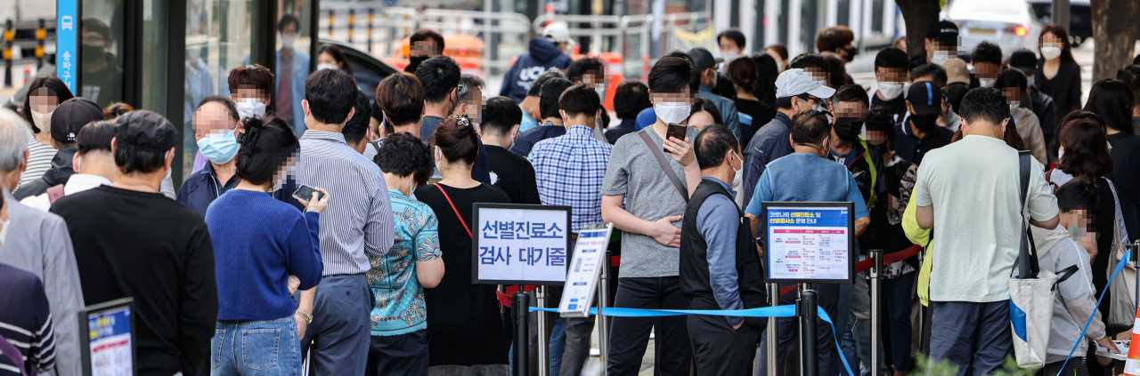 추석 연휴 이동량의 증가로 인한 신종 코로나바이러스 감염증(코로나19) 확진자 급증하고 있는 27일 오전 서울 송파구 송파구보건소 코로나19 선별진료소에서 시민들이 검사를 받기 위해 대기하고 있다. 이날 보건당국이 발표한 코로나19 신규확진은 2천383명을 기록, 일요일 기준 최다 확진을 기록했다. 연합뉴스