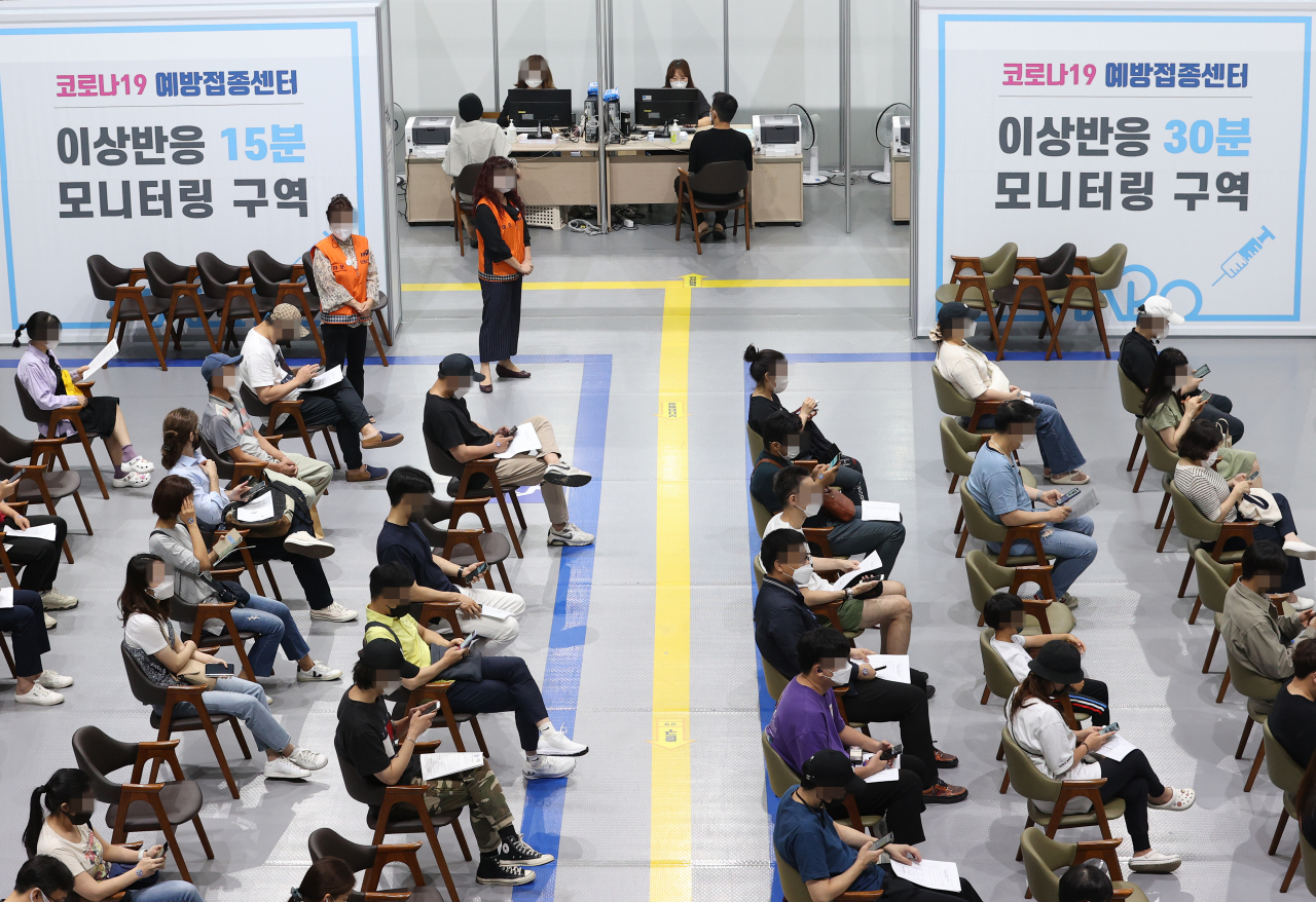 24일 서울 마포구민체육센터에 마련된 코로나19 예방접종센터에서 시민들이 백신을 접종한 뒤 이상반응 모니터링을 하며 대기하고 있다. 연합뉴스