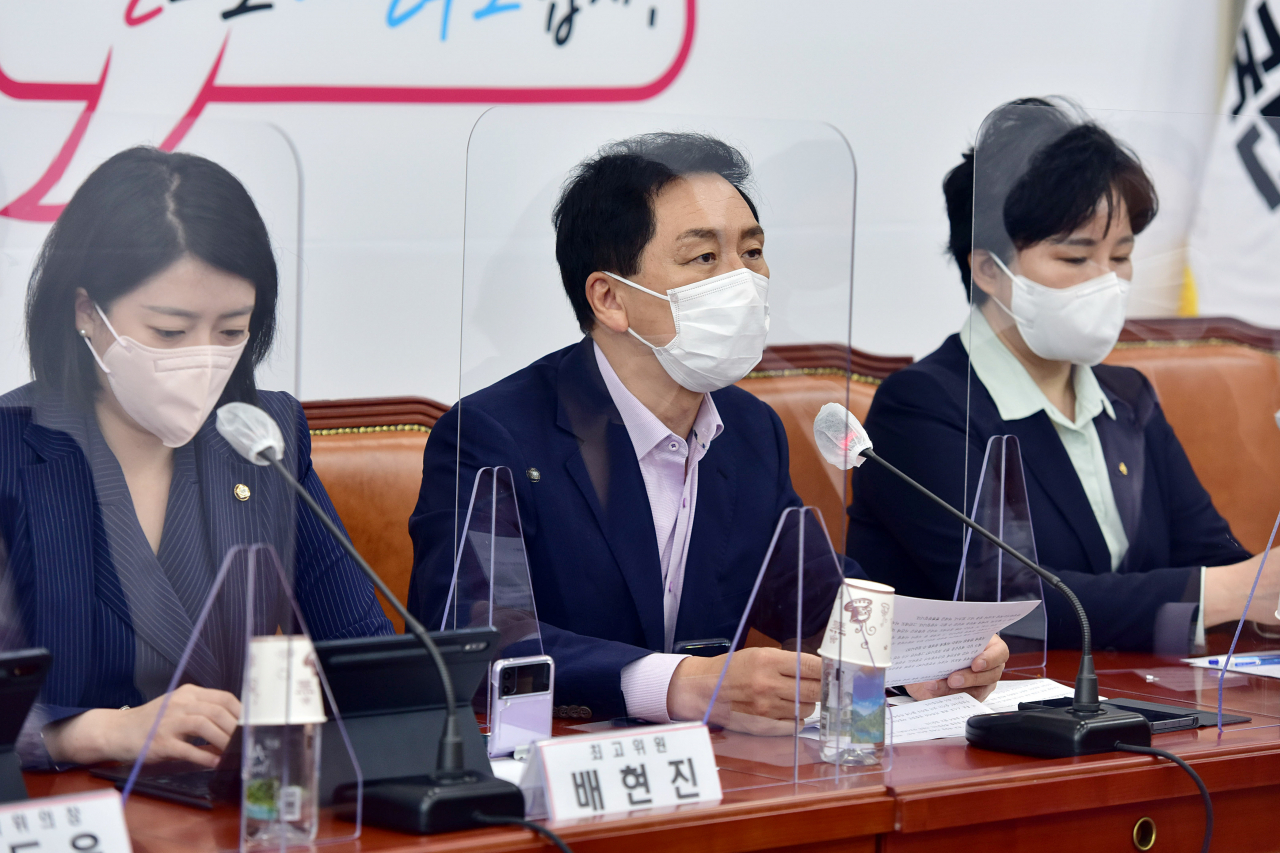 국민의힘 김기현 원내대표가 27일 국회에서 열린 최고위원회의에 참석했다. [연합]