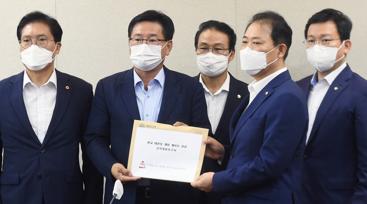 국민의힘 '이재명 경기지사 대장동 게이트' 진상조사 특별위원회 이헌승 위원장이 27일 오전 경기도 성남시청을 방문, 장영근 성남시 부시장에게 판교 대장동 개발 게이트 관련 공식자료요구서를 전달하고 있다. [국회사진 기자단]