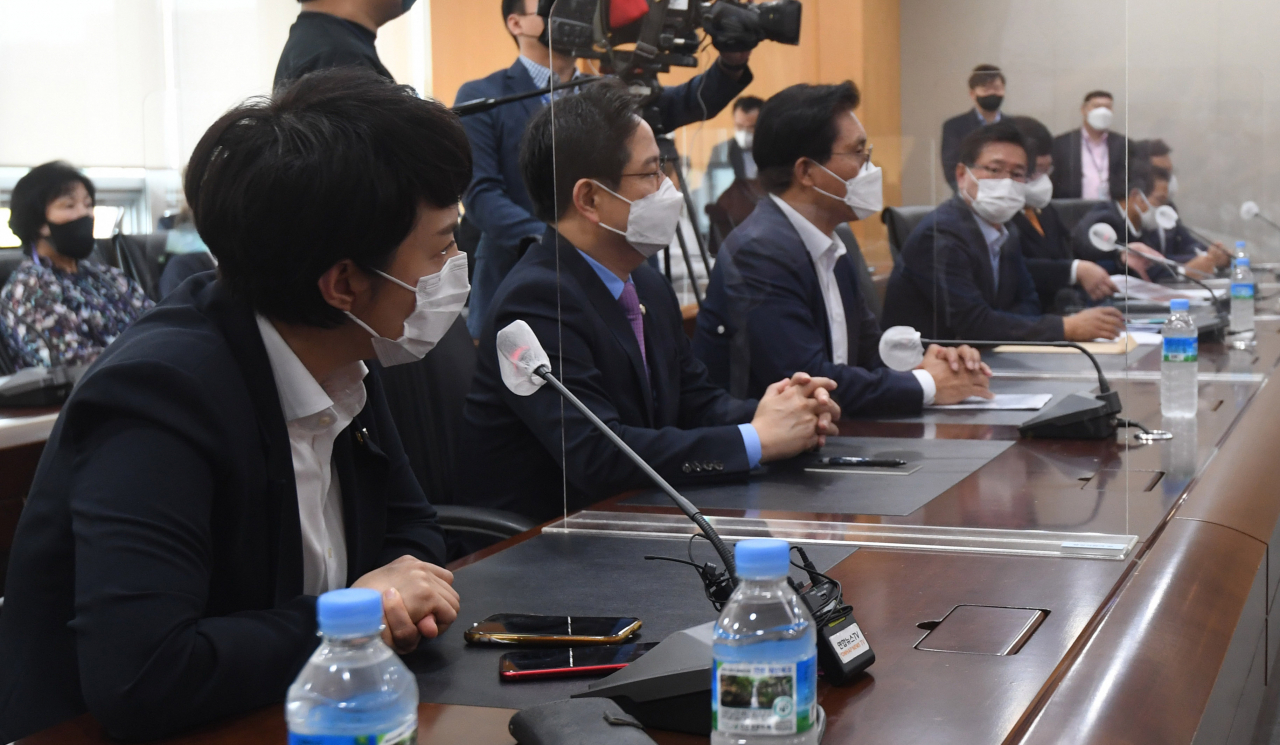 국민의힘 '이재명 경기지사 대장동 게이트' 진상조사 특별위원회 김은혜 의원이 27일 오전 경기도 성남시청을 방문, 장영근 성남시 부시장에게 질의하고 있다. [국회사진기자단]