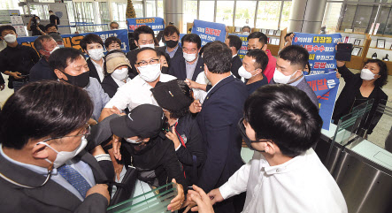 성남시 대장동 개발사업 의혹과 관련해 여야가 27일 정면충돌했다. 이재명 경기지사 측은 국민의힘에서 탈당한 곽상도 의원을 공직선거법위반 및 정보통신망법 위반으로 이날 오전 서울중앙지검에 고발했다(위쪽 사진). 국민의힘은 같은날 ‘대장동 특혜 의혹’ 진상 규명을 촉구하기 위해 성남시청을 항의 방문했다. [이상섭 기자·국회사진기자단]