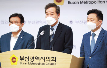 더불어민주당 대권주자인 이낙연 전 대표가 27일 오후 부산 연제구 부산시의회에서 대장동 개발비리 의혹 관련 기자회견을 열고 있다. 이 전 대표는 “대장동 개발비리 본질은 부정부패라며 정부 합동특별수사본부 설치를 촉구한다”고 말했다. [국회사진기자단]