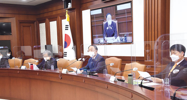 홍남기(오른쪽 두 번째) 부총리 겸 기획재정부 장관이 27일 정부서울청사에서 열린 27일 대외경제장관회의에서 모두발언을 하고 있다. 홍 부총리는 이 자리에서 “포괄적·점진적 환태평양경제동반자협정(CPTPP) 가입에 대비해 위생검역, 수산보조금, 디지털통상, 국영기업 등 4대 분야 국내 제도 정비방안을 마련했다”고 밝혔다. [기획재정부 제공]