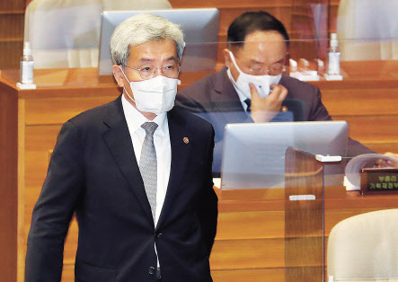 고승범 금융위원장이 지난 15일 서울 여의도 국회 본회의에서 진행된 경제 분야 대정부 질문에서 답변을 위해 발언대로 향하고 있다. [연합]