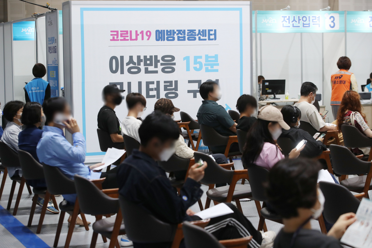 27일 오전 서울 마포구 코로나19 예방접종센터에서 시민들이 백신 접종 뒤 이상반응 모니터링을 위해 대기하고 있다. [연합]
