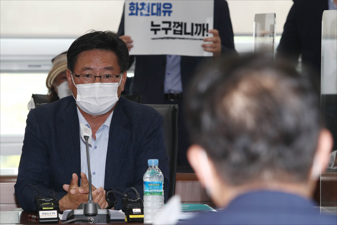 이헌승 국민의힘 이재명 경기도지사 대장동 게이트 진상조사 특별위원회 위원장이 27일 경기 성남시청을 방문해 성남시 관계자들과 면담하고 있다. [연합]