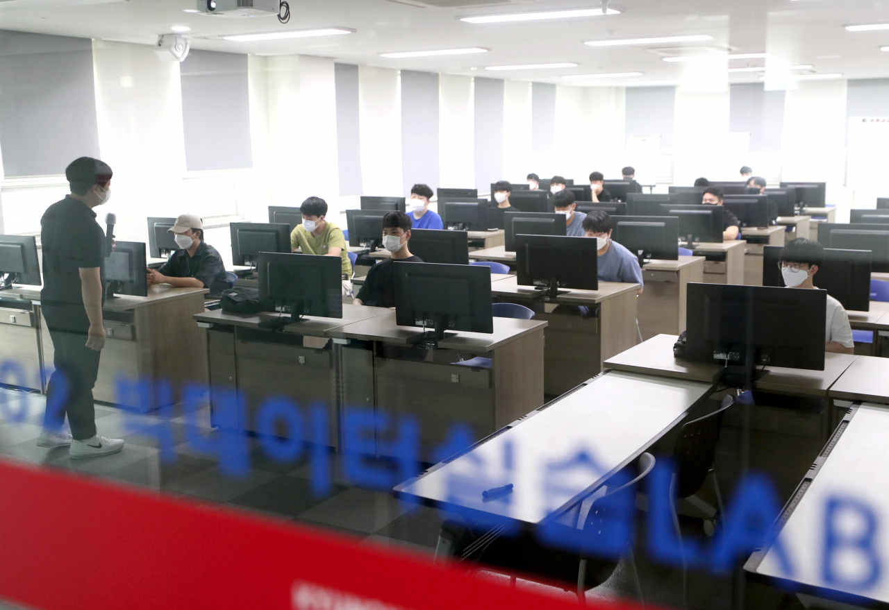 대학가에 대면수업과 비대면수업에 대한 찬반 논쟁이 일고 있다. 사진은 지난 9일 부산 사상구에 있는 경남정보대학교 AI컴퓨터학과 학생들이 전공 실습을 하고 있는 모습.[연합]
