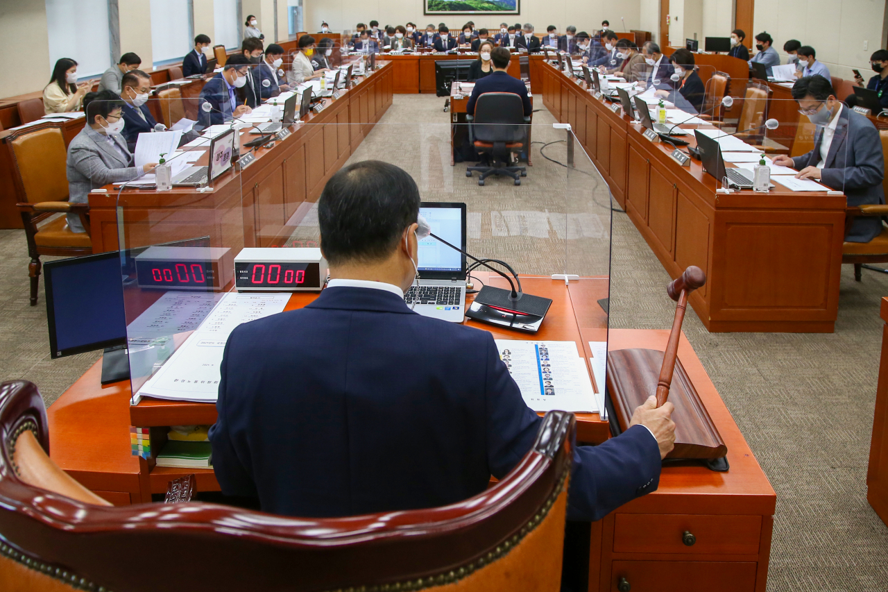 지난 16일 서울 여의도 국회에서 열린 환경노동위원회 전체회의에서 의원들이 2020회계연도 결산 및 국정감사계획서 채택의 건을 의결하고 있다. 연합뉴스