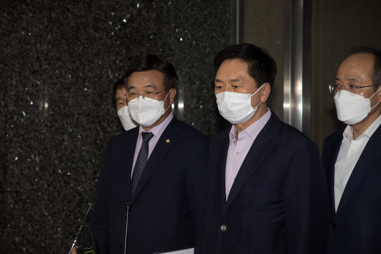 윤호중 더불어민주당 원내대표(왼쪽 두번째)와 국민의힘 김기현 원내대표가 27일 서울 여의도 국회에서 박병석 국회의장 주재로 열린 여야 원내대표 회동을 마치고 나오고 있다. 여야는 '언론중재법' 처리를 위한 본회의를 내일로 연기하고 추가 협상을 이어가기로 했다. [헤럴드경제=이상섭 기자]