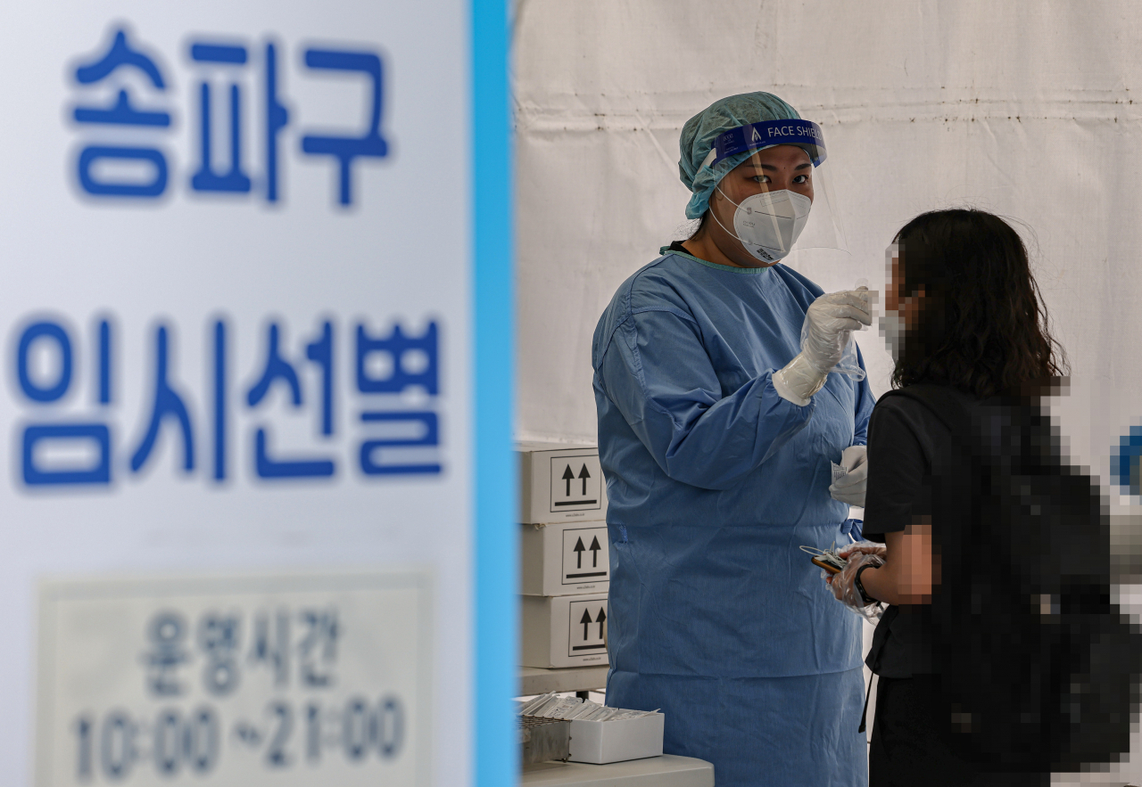 추석 연휴 이동량의 증가로 인한 신종 코로나바이러스 감염증(코로나19) 확진자 급증하고 있는 27일 오전 서울 송파구 올림픽 공원 코로나19 임시 선별진료소에서 시민이 검사를 받고 있다. 연합뉴스