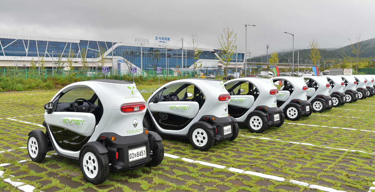 르노삼성자동차 관광용 초소형 전기차 '르노 트위지'(TWIZY)를 기반으로 한 투어지 스테이션이 부산 오시리아 관광단지에 개장했다. [연합]