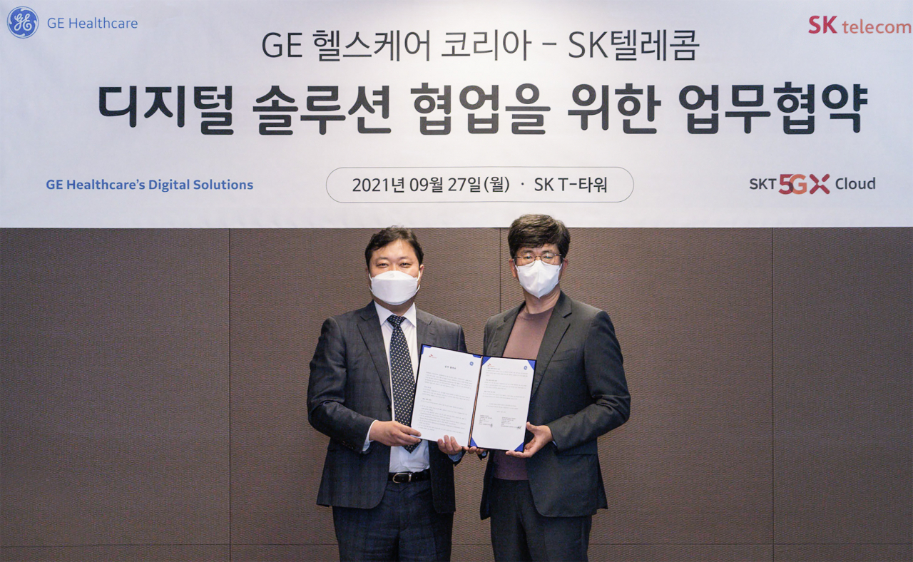 강호준(왼쪽) GE 헬스케어 코리아 상무와 최판철 SK텔레콤 클라우드(Cloud)사업담당이 국내 디지털 헬스케어 사업 협력을 위한 양해각서(MOU)를 체결했다. [SK텔레콤 제공]