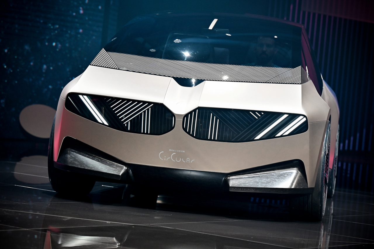 BMW는 독일 뮌헨에서 열린 'IAA 모빌리티 2021'에서 재활용 재료로 제작하고, 100% 재활용할 수 있는 콘셉트카 아이비전 서큘러를 공개했다. [EPA]