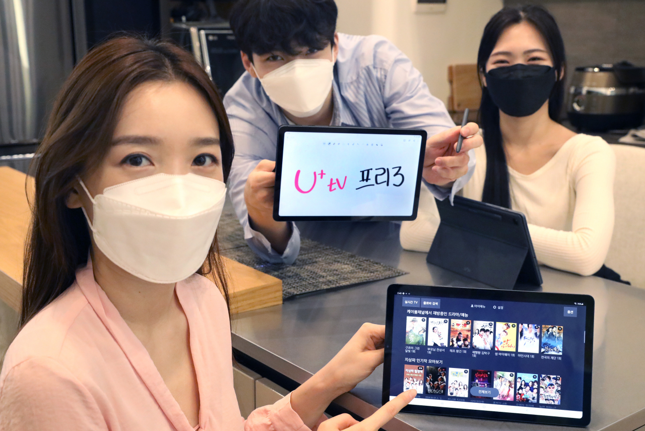 LG유플러스는 더 큰 화면을 장착하고, 무게는 더 가벼워진 이동형 IPTV 서비스 ‘U+tv 프리3’를 출시했다고 28일 밝혔다. LG유플러스 모델들이 ‘U+tv 프리3’를 알리고 있다. [LG유플러스 제공]