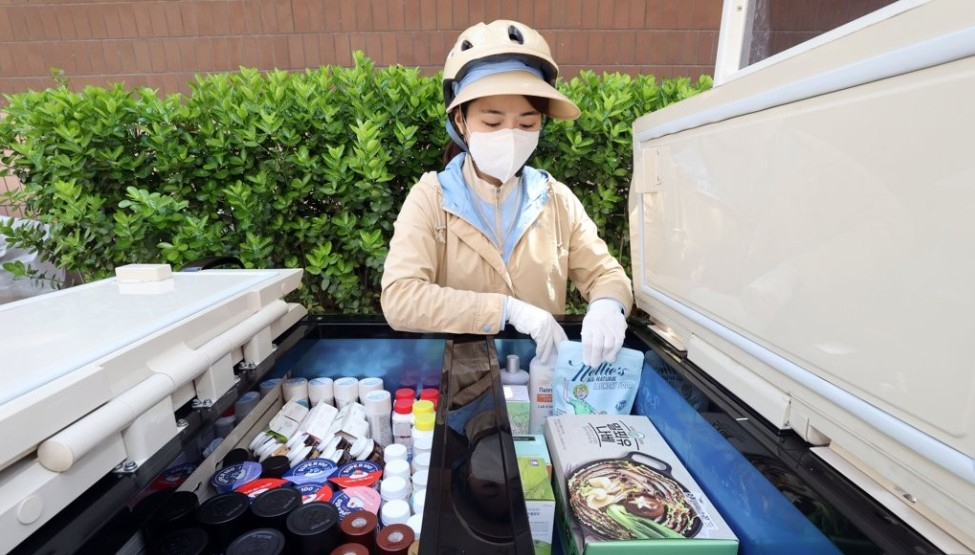 강남구 역삼동에서 활동하고 있는 홍서영 hy 프레시 매니저가 냉장카트에 담긴 밀키트와 음료 등을 정리하고 있다.