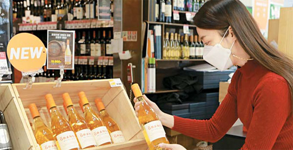 롯데마트 서울역점에서 고객이 오렌지 와인을 살펴보고 있다. [롯데마트 제공]
