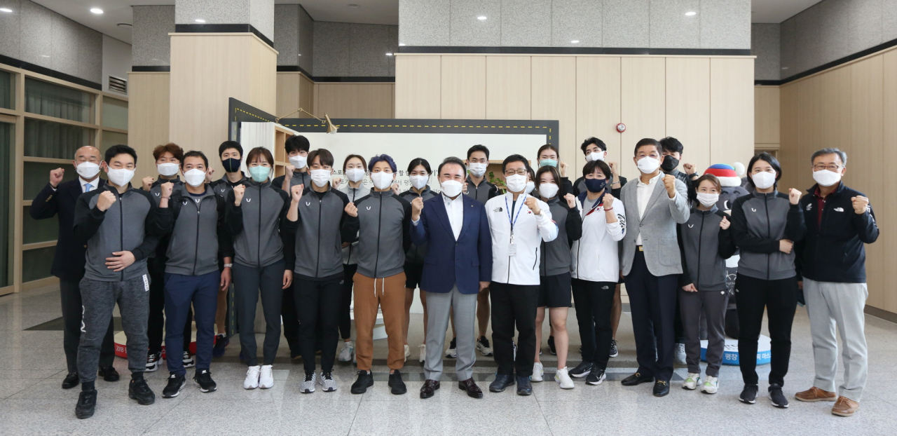 윤홍근 대한빙상경기연맹 회장(제너시스BBQ 그룹 회장)이 지난 27일 충북 진천선수촌을 방문해 내년 2월 개최되는 베이징 동계올림픽을 대비해 훈련중인 국가대표 선수들을 격려했다. [제너시스BBQ 제공]