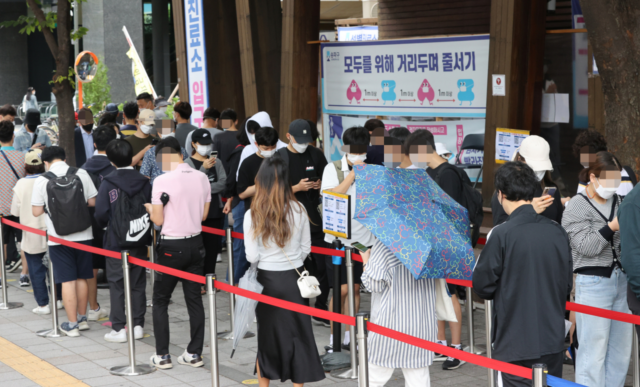 28일 오전 서울 송파구보건소 선별진료소에서 시민들이 코로나19 검사를 받기 위해 대기하고 있다. 연합뉴스