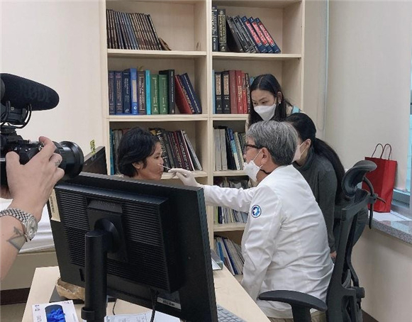해외환자 나눔의료 진료 모습 [부산시 제공]