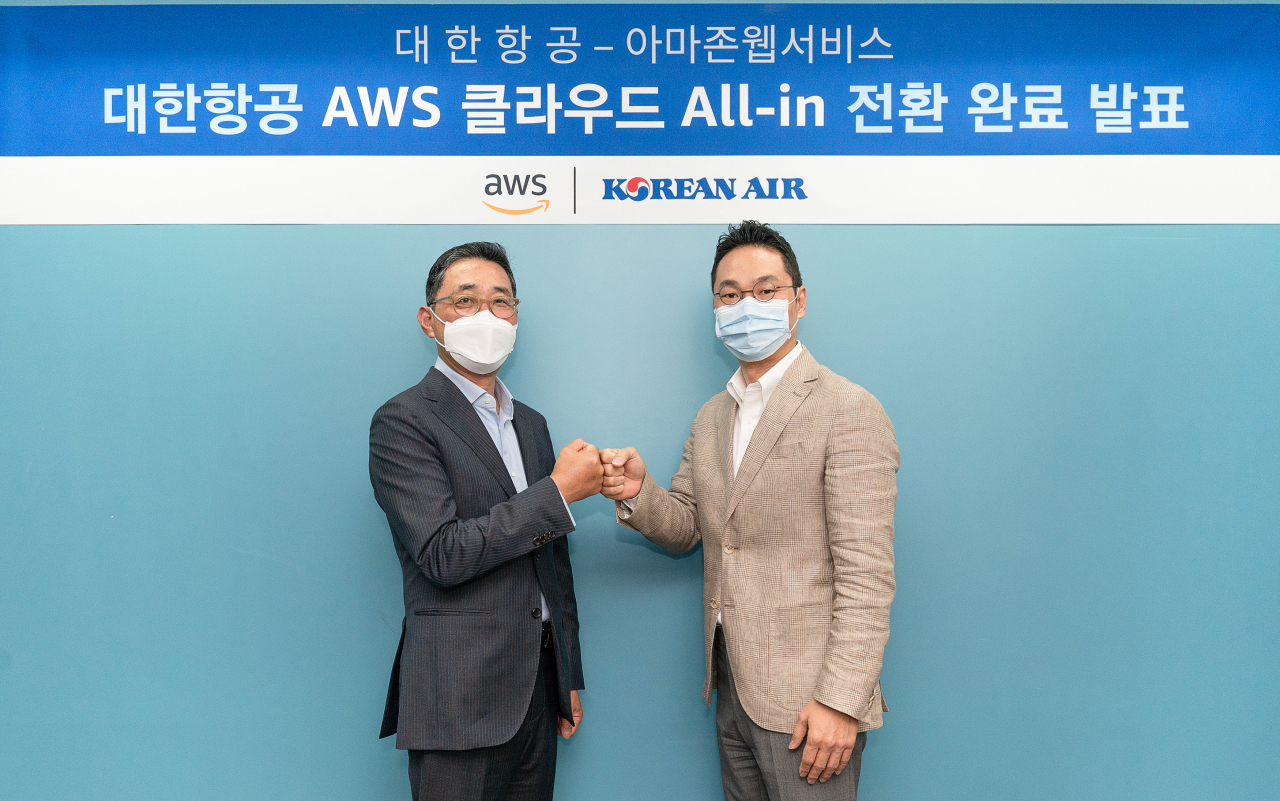대한항공이 글로벌 항공사 최초로 전사 IT 시스템을 AWS 클라우드로 이전했다. 28일 오전 역삼동 AWS코리아 사무실에서 진행된 '대한항공 AWS 클라우드 전환완료' 미디어 브리핑 기념촬영을 하고있는 (왼쪽부터) 함기호 AWS 코리아 대표와 장성현 대한항공 마케팅/IT부문 부사장.[대한항공 제공]
