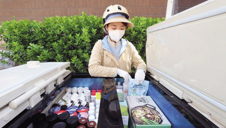 강남구 역삼동에서 활동하고 있는 홍서영 hy 프레시 매니저가 냉장카트에 담긴 밀키트와 음료 등을 정리하고 있다.
