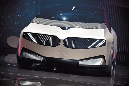 BMW는 독일 뮌헨에서 열린 ‘IAA 모빌리티 2021’에서 재활용 재료로 제작하고, 100% 재활용할 수 있는 콘셉트카 아이비전 서큘러를 공개했다. [EPA]