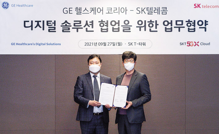 강호준(왼쪽) GE 헬스케어 코리아 상무와 최판철 SK텔레콤 클라우드(Cloud)사업담당이 국내 디지털 헬스케어 사업 협력을 위한 양해각서(MOU)를 체결했다. [SK텔레콤 제공]
