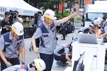 KT직원들이 혜화국사에서 실시한 ‘통신재난 대응훈련’에서 통신 시설을 점검하고 있다. [KT제공]