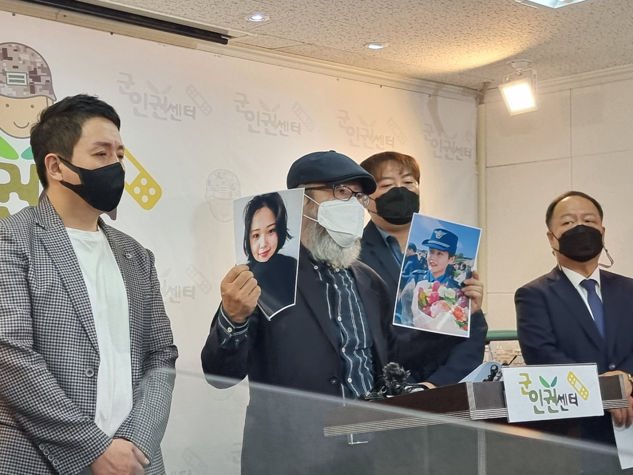 28일 오전 서울 마포구 군인권센터에서 고(故) 이 공군 중사의 아버지가 사망한 딸의 사진을 공개하고 있다. 김지헌 기자