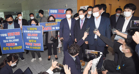 국민의힘 ‘이재명 경기지사 대장동 게이트’진상조사 특별위원회 이헌승 위원장 등이 지난 27일 오전 경기 성남시청에서 성남시 관계자들과 면담을 마친 뒤 취재진 질문에 답하고 있다. [연합]