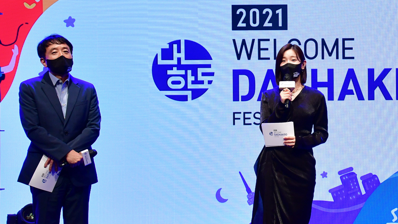 웰컴대학로 개막식 안영배(왼쪽) 한국관광공사 사장과 홍보대사 박소담