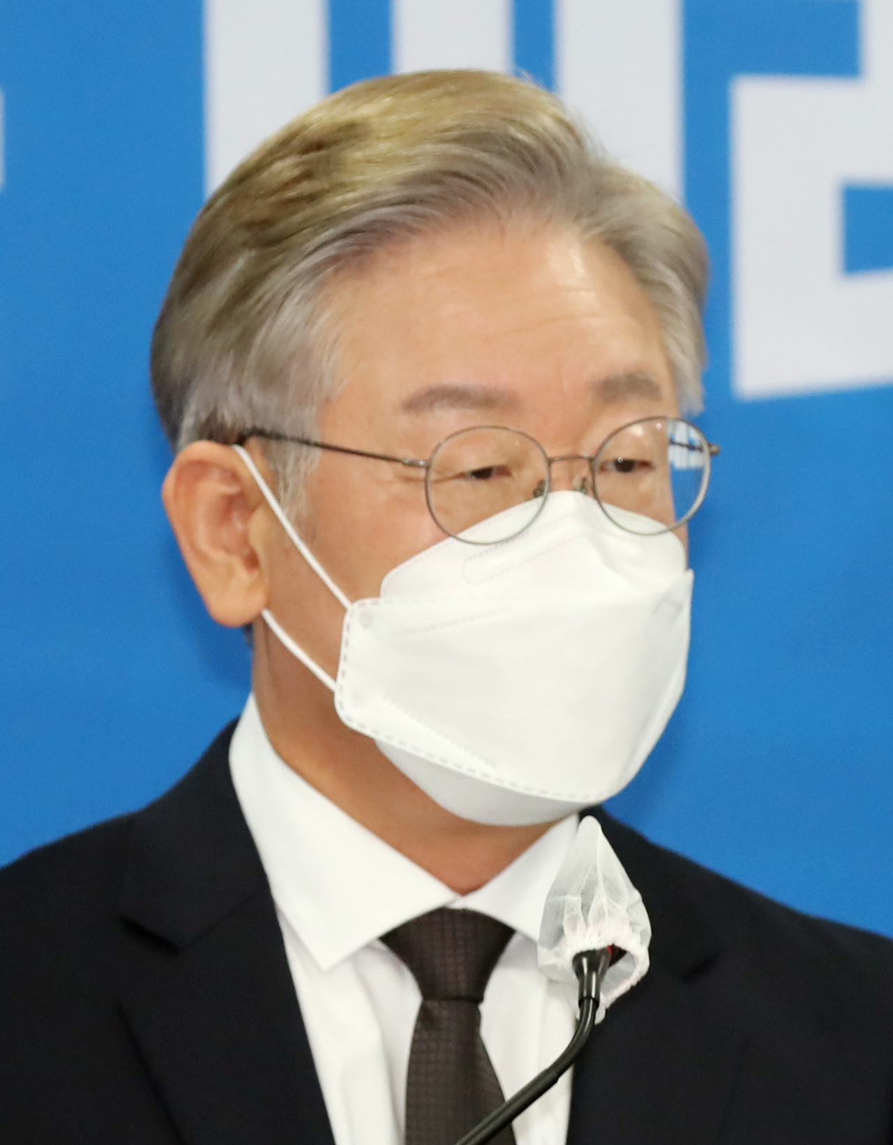 더불어민주당 대권주자인 이재명 경기도지사가 28일 오전 인천시 남동구 더불어민주당 인천광역시당에서 열린 기자간담회에서 인천 지역 공약을 발표하고 있다. [연합]