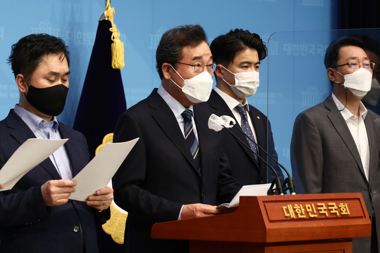 더불어민주당 이낙연 대선 경선 후보가 28일 국회 소통관에서 기자회견을 열고 '위드코로나 소상공인 특별대책'을 발표하고 있다. [연합]