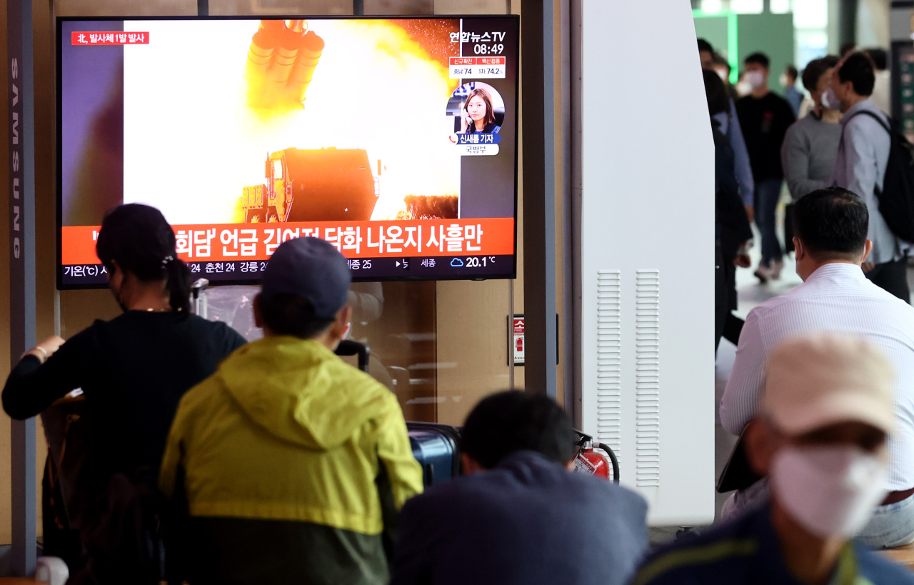 Citizens watch a news report on North Korea's missile launch at Seoul Station in central Seoul on Tuesday. (Yonhap)
