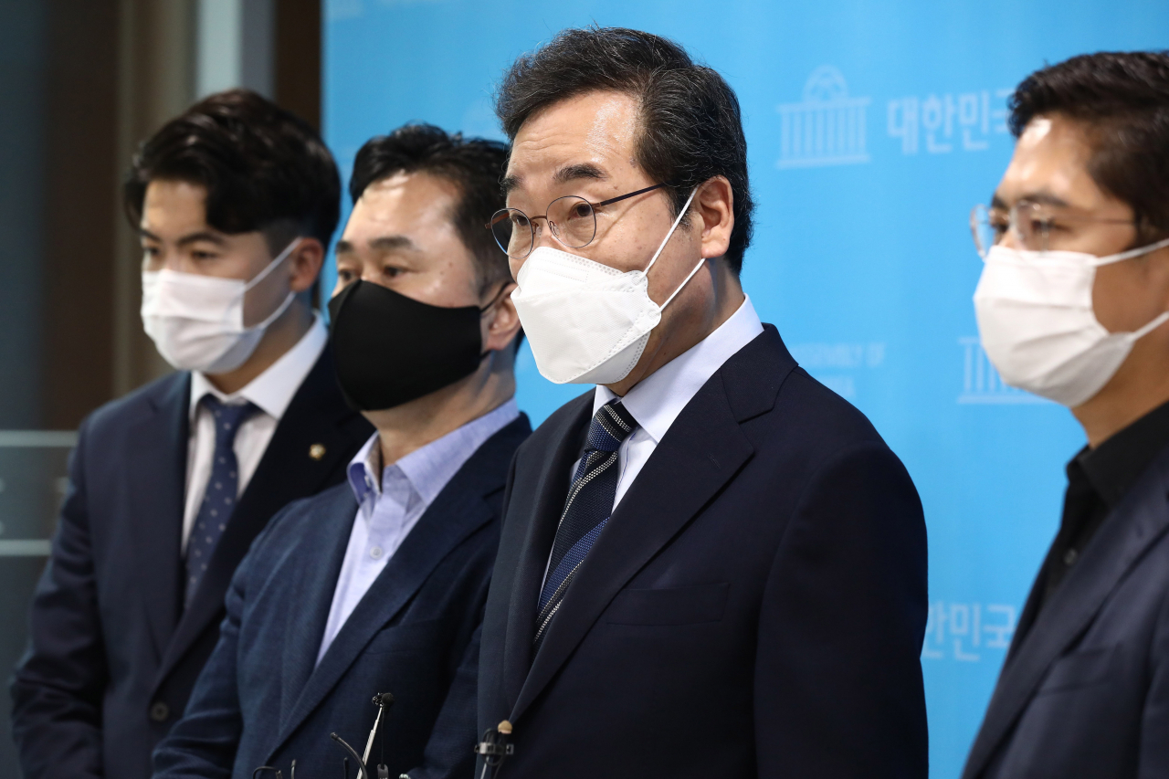 더불어민주당 이낙연 대선 경선 후보가 28일 국회 소통관에서 '위드코로나 소상공인 특별대책’ 발표 기자회견을 마친 뒤 취재진의 질문에 답하고 있다. [연합]