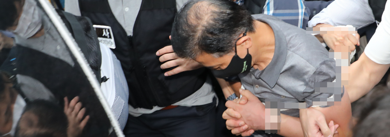 경찰이 최근 5년간 살인 등을 저지른 강력범죄자의 신상정보에 대해 인권침해 가능성 등을 고려해 절반만 신상정보를 공개한 것으로 나타났다. 사진은 전자발찌 훼손 전후로 여성 2명 살해 혐의를 받는 강윤성이 지난 7일 오전 송파경찰서에서서울동부지검에 송치되는 모습. 강의 얼굴은 공개됐다. [연합]