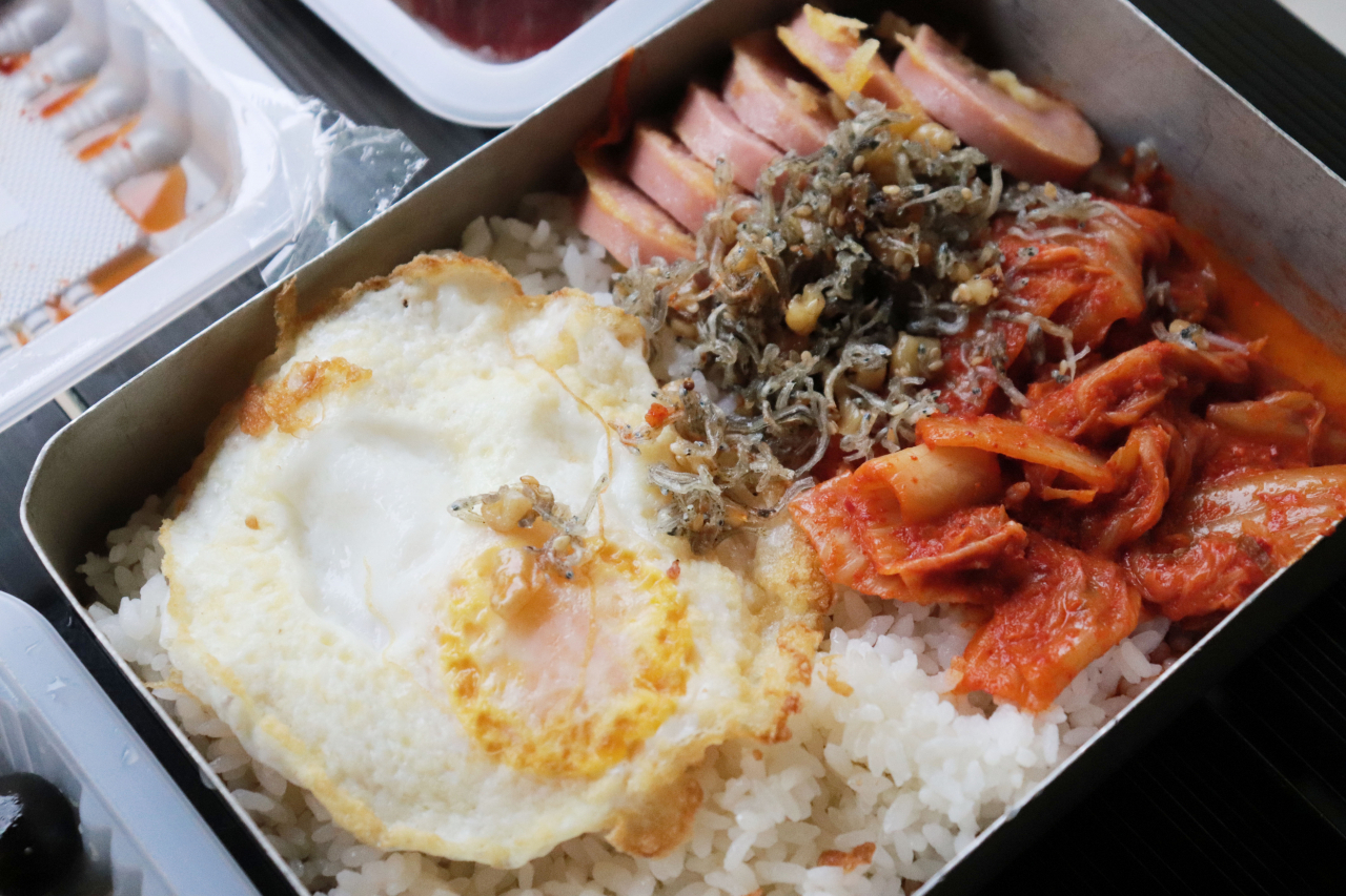 오징어게임 도시락을 휘닉스평창이 친자연캠핑 감성템으로 긴급 채택했다.