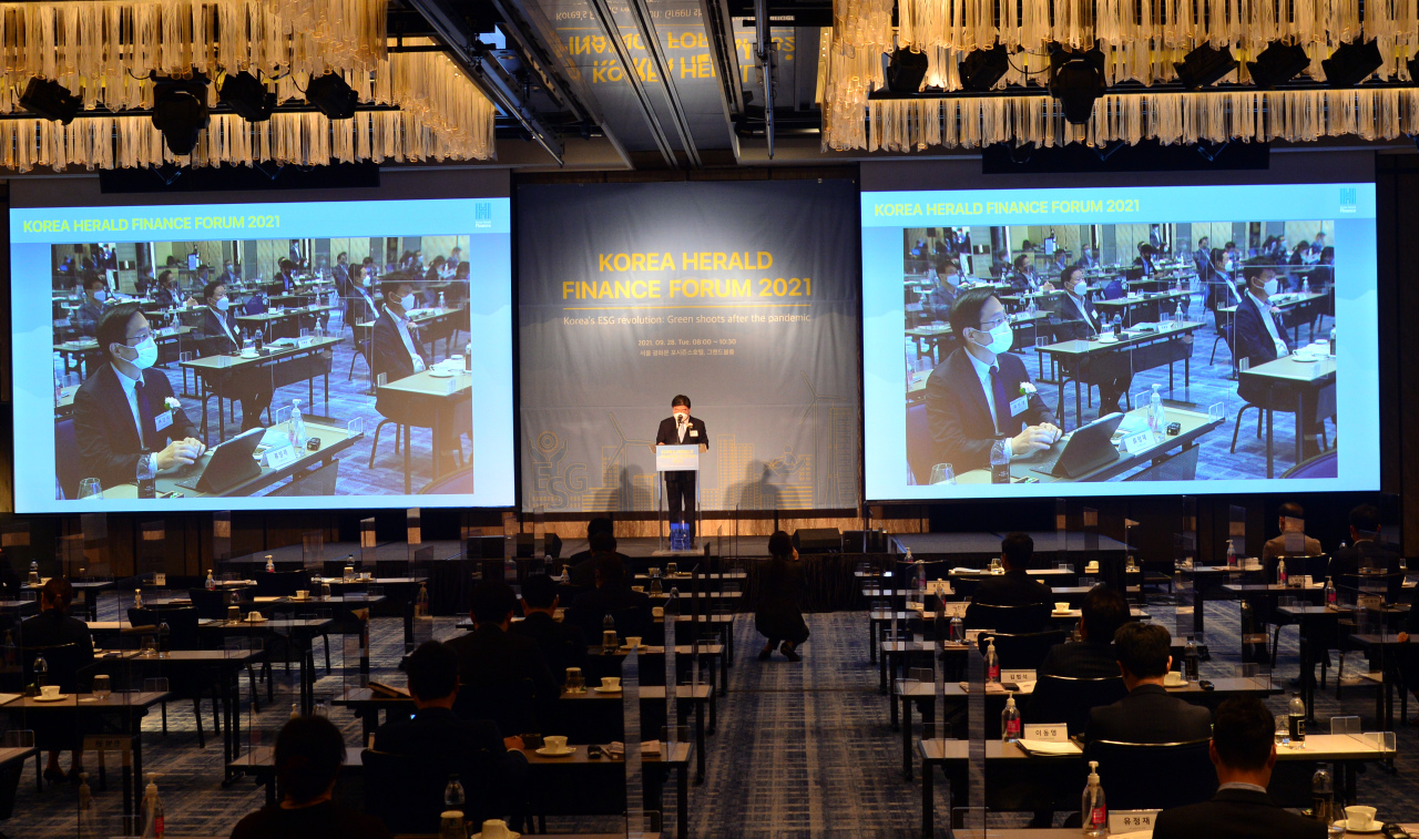 National Pension Service Chairman and CEO Kim Yong-jin delivers a keynote speech at the Korea Herald Finance and Investment Forum at Four Seasons Hotel Seoul on Tuesday.  (Park Hyun-koo/The Korea Herald)