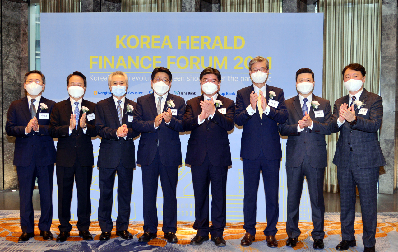 (From left) Hana Bank CEO Park Sung-ho, Shinhan Bank CEO Jin Ok-dong, Standard Chartered Bank Korea CEO Park Jong-bok, Korea Herald CEO Choi Jin-young, National Pension Service Chairman and CEO Kim Yong-jin, KB Kookmin Bank CEO Heo In, Woori Bank CEO Kwon Kwang-seok and NH NongHyup Bank CEO Kwon Joon-hak pose for a photo at the Korea Herald Finance and Investment Forum at Four Seasons Hotel Seoul on Tuesday. (Park Hyun-koo/The Korea Herald)