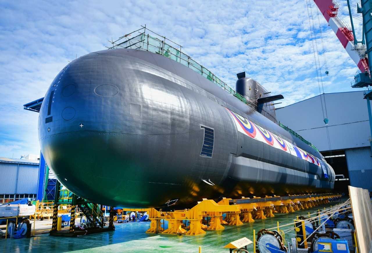 해군은 28일 국내 기술로 설계 건조한 잠수함발사탄도미사일(SLBM) 탑재가 가능한 3000t급 잠수함 신채호함 진수식을 거행했다. [해군 제공]