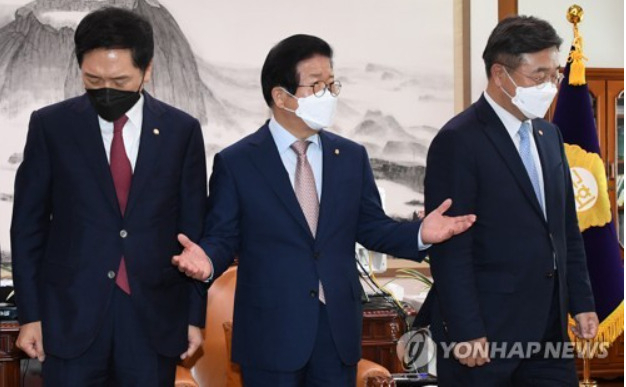 자리로 향하는 양당 원내대표[연합]