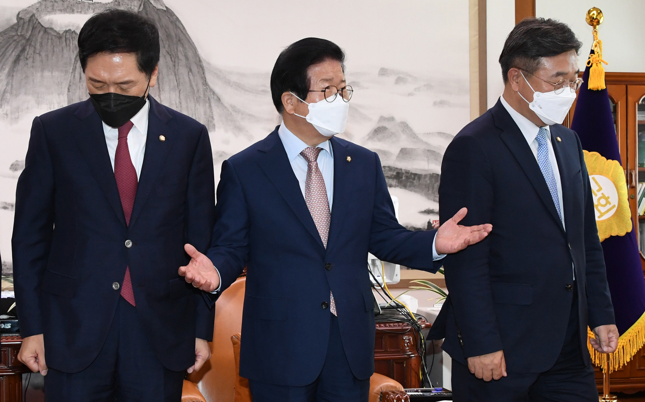 윤호중 더불어민주당 원내대표(오른쪽)와 김기현 국민의힘 원내대표(왼쪽)가 28일 오전 국회에서 열린 박병석 국회의장 주재 언론중재법 관련 회동에서 포토타임을 마친 뒤 자리로 향하고 있다. [헤럴드경제=이상섭 기자]